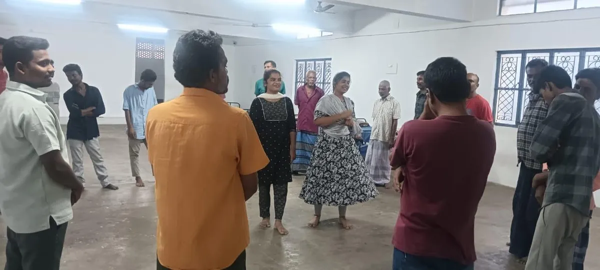 Sahayithi Foundation counsellor conducting a group de-addiction and mental health recovery session